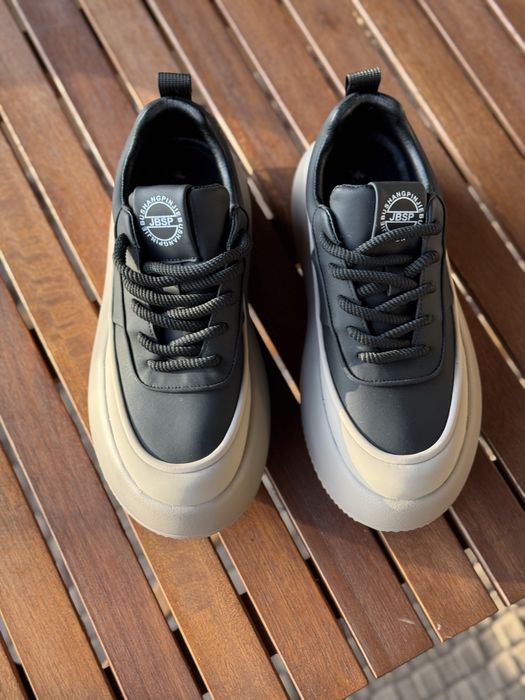 Продам оригінальні кросівки.