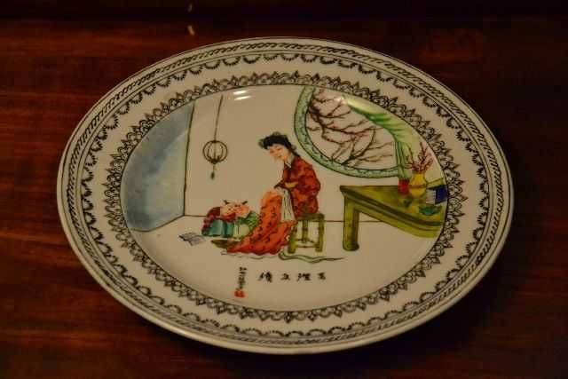 Prato oriental com figura feminina e criança