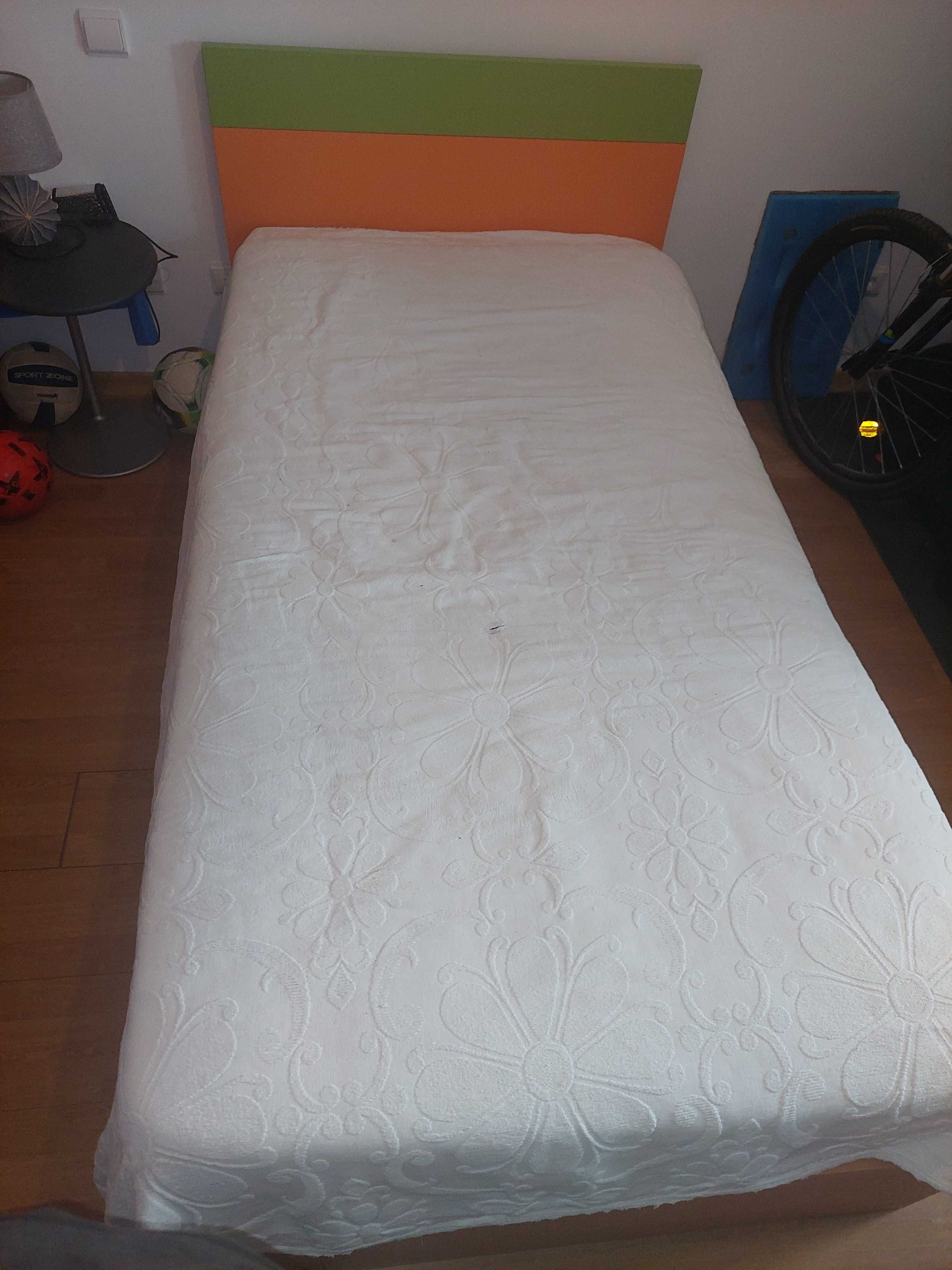 Vendo cama de solteiro dupla com os dois colchões como nova