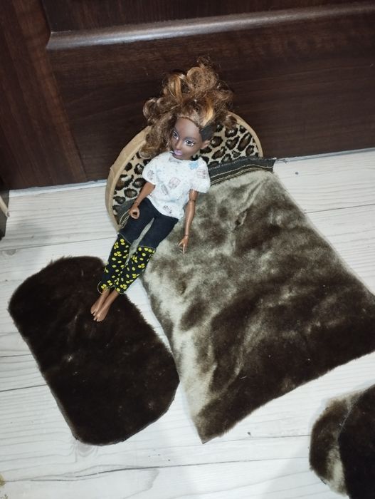 Постільне  з ковриками для кукли