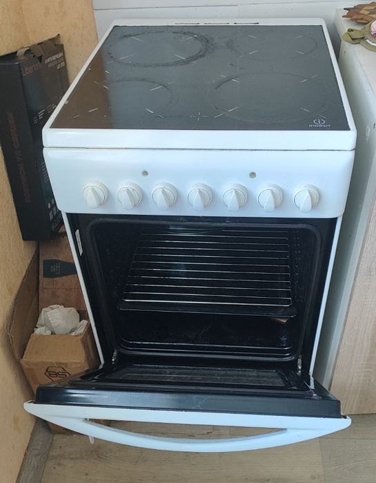 Електрична плита Indesit в доброму стані