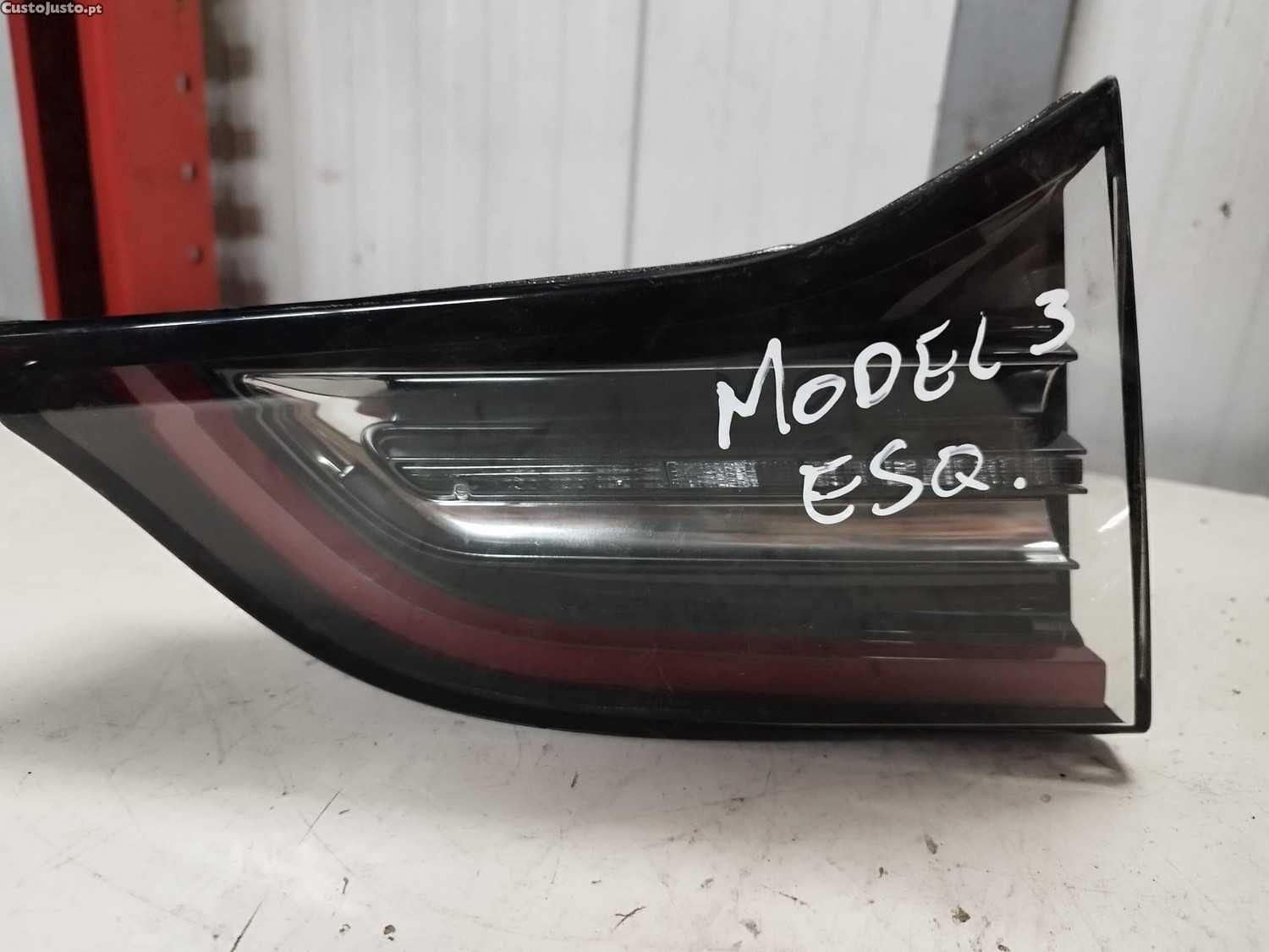 Lâmpada traseira esquerda Tesla Model 3