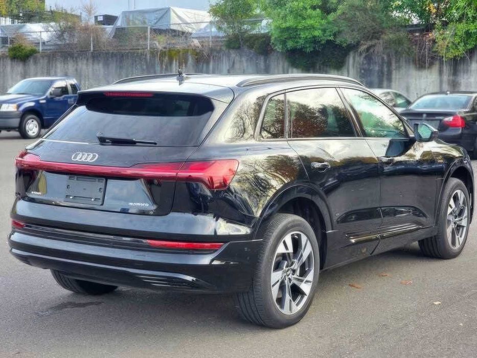 Audi e-tron      2022