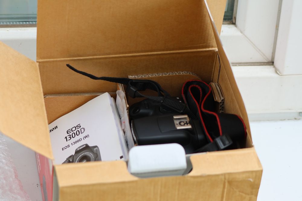 Дзеркальний фотоапарат Canon EOS 1300D Body (тушка)