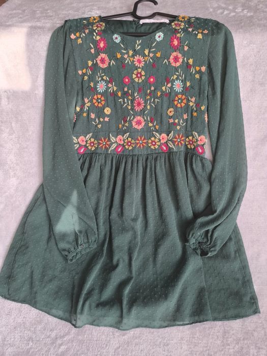 Sukienka haftowana ZARA zielona