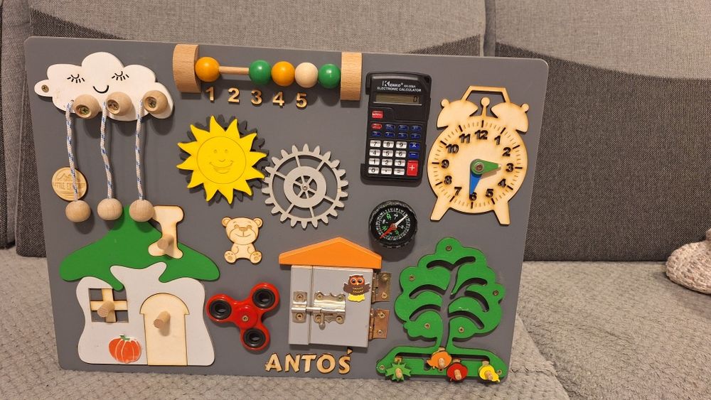 Tablica sensoryczna-manipulacyjna dla Antka