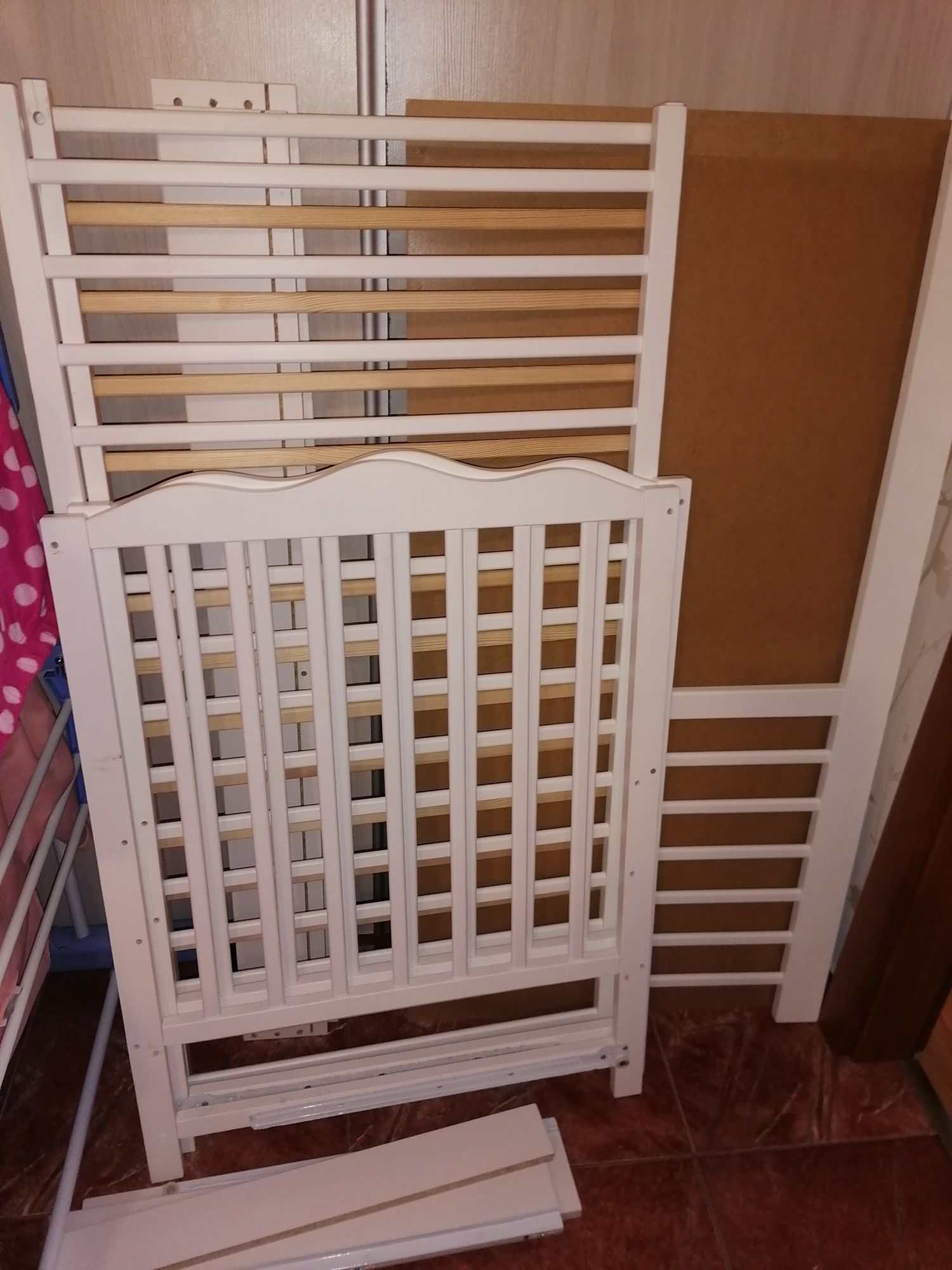 Łóżeczko drewniane z szufladą i barierką białe 120X60