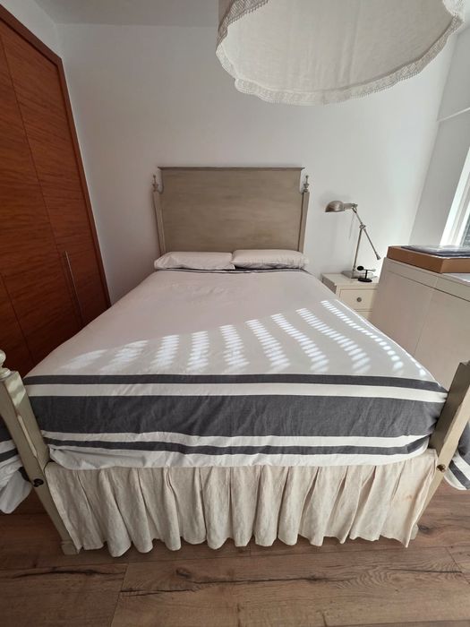 Estrura de cama com cabeceira em madeira maciça