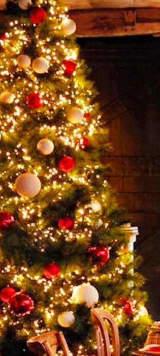 Sztuczna choinka 2m,wygląda jak prawdziwa,wraz z ozdobami,