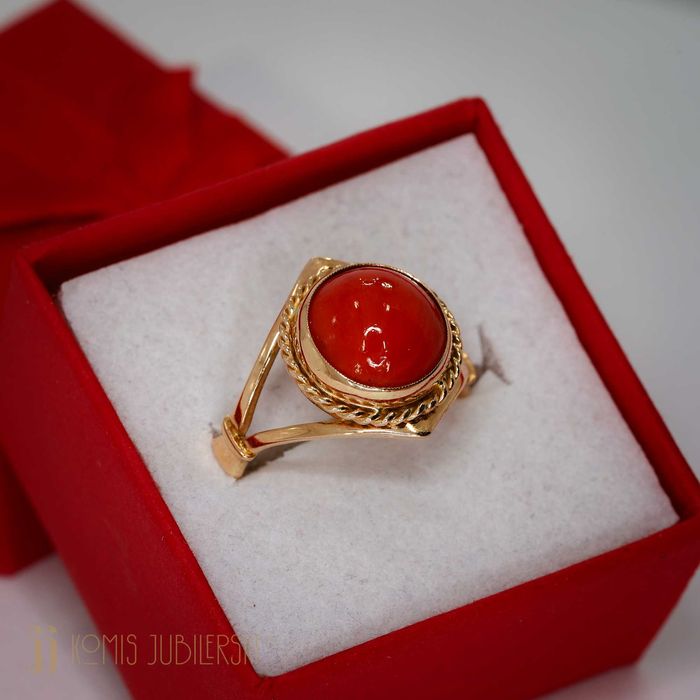 Złoty pierścionek z koralem naturalnym.