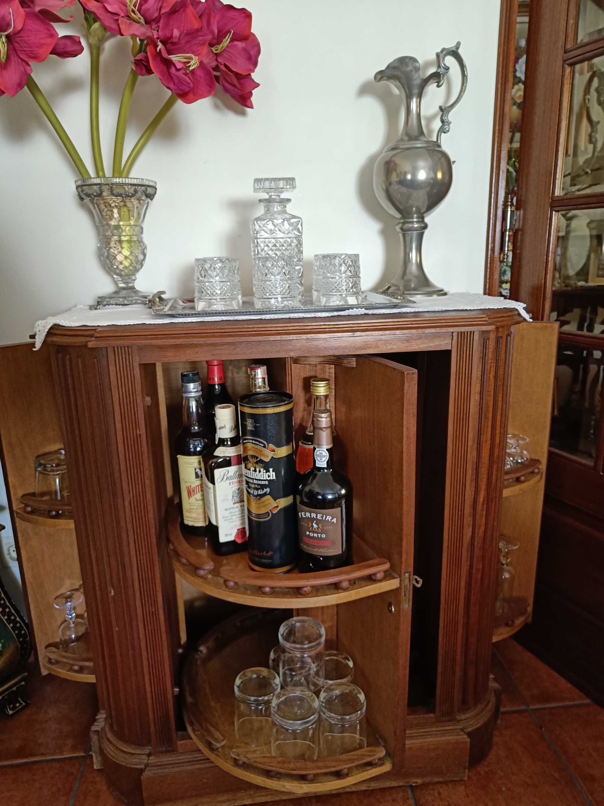 Móvel bar/garrafeira rotativo