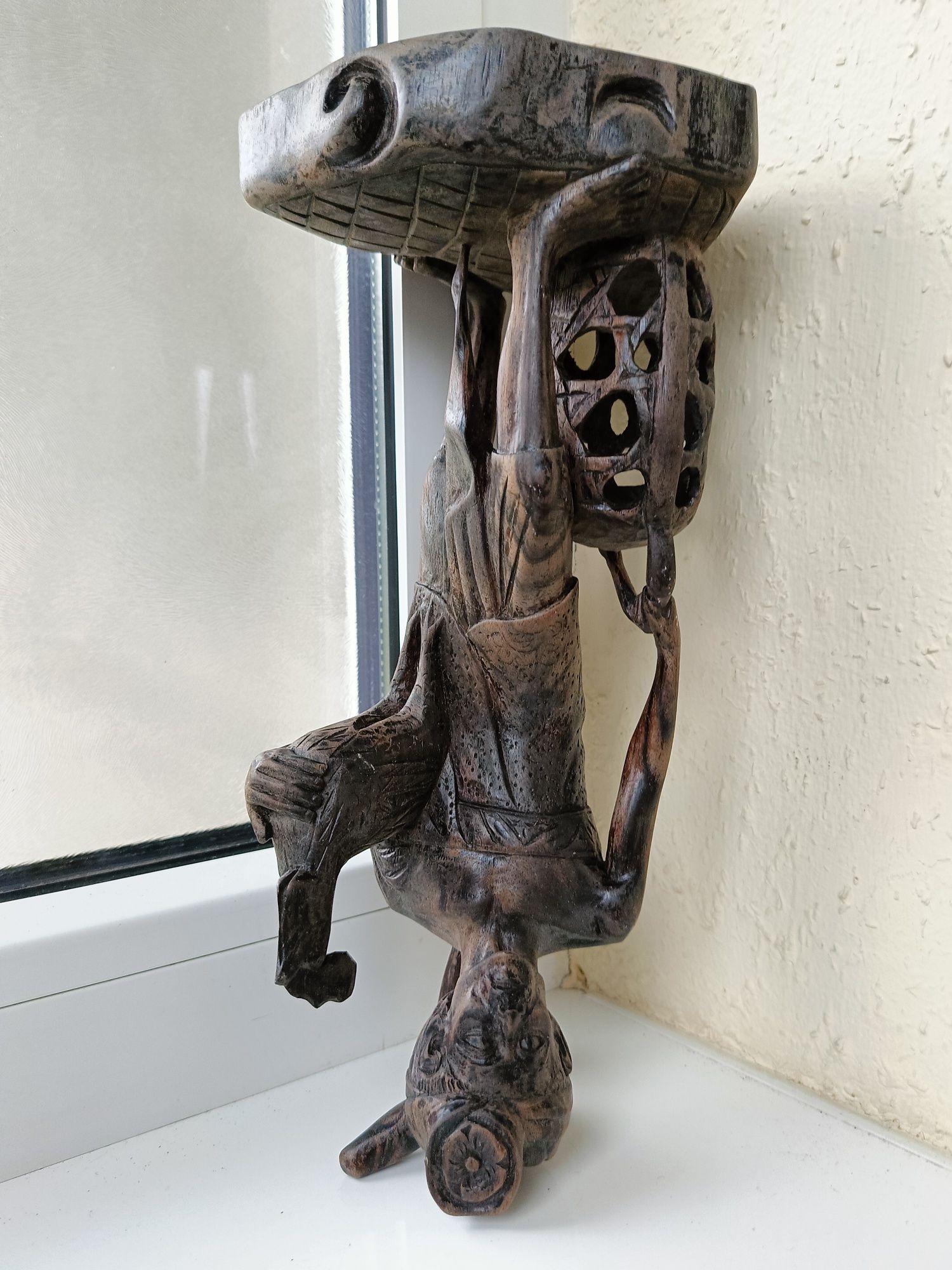 Balijski wojownik kogutów figurka drewniana rzeźba zgarbiony starzec