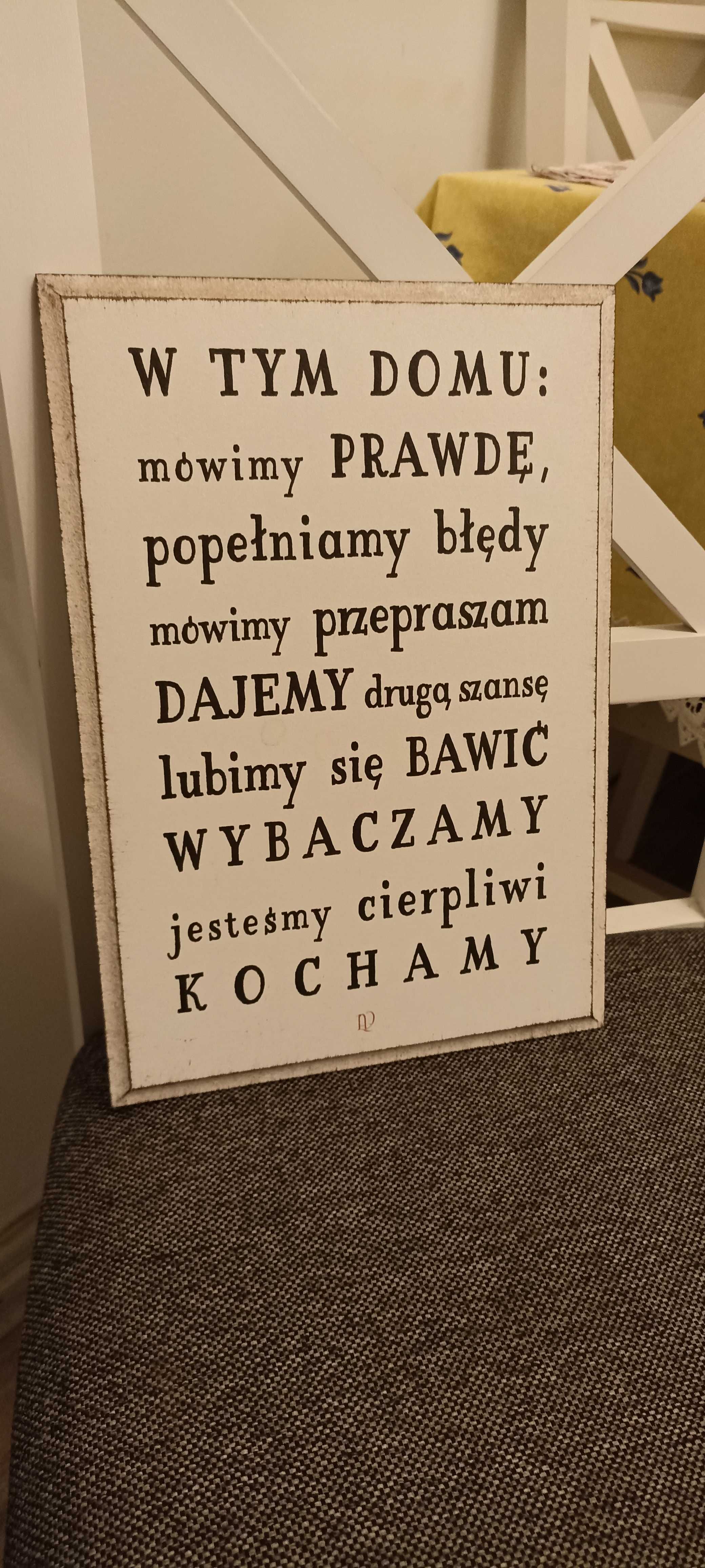 Tabliczka z napisem: W TYM DOMU...