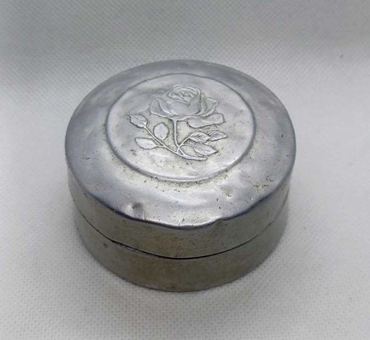 Caixinha de pó antiga em alumínio