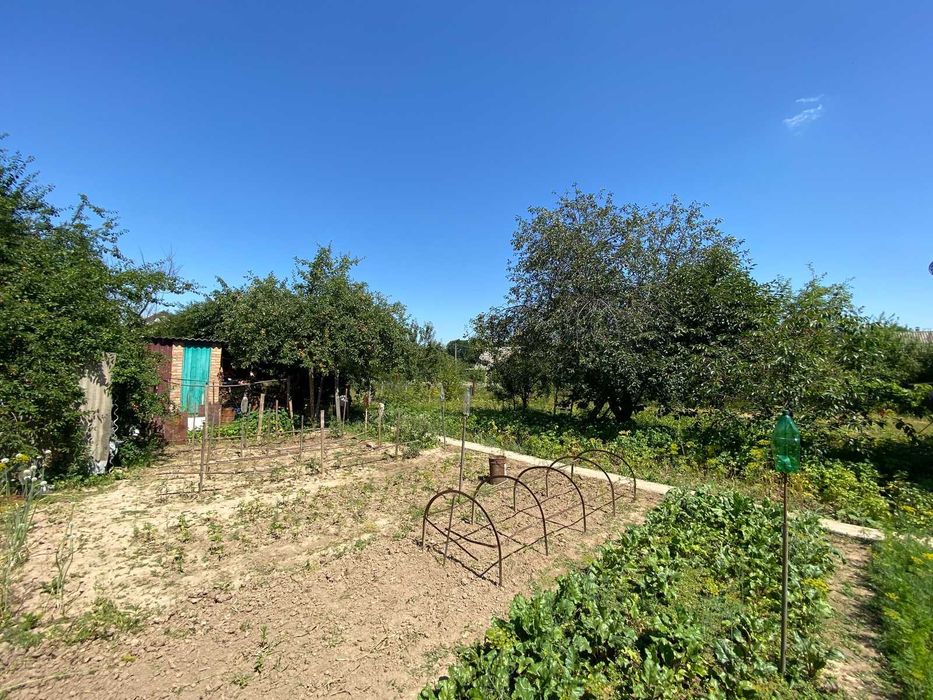 Продається дачний будинок з гаражем у мальовничому місці!