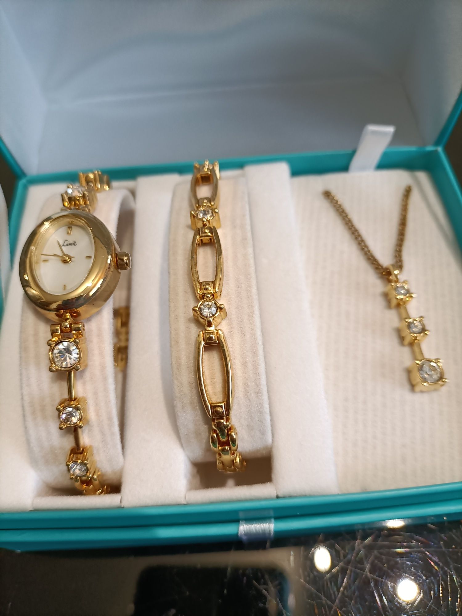 Conjunto relógio, pulseira e fio banhados a ouro