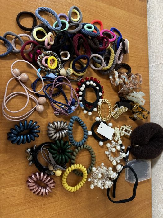 Заколки резинки та аксесуари для волосся