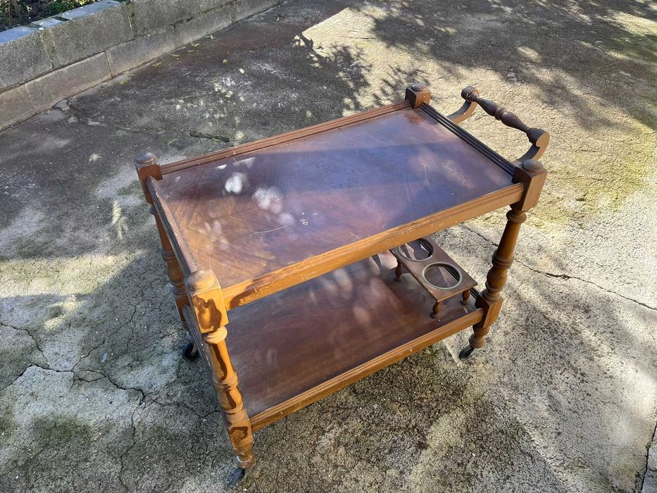 Carro de Chá Antigo com Rodas e Lugar para 3 Garrafas