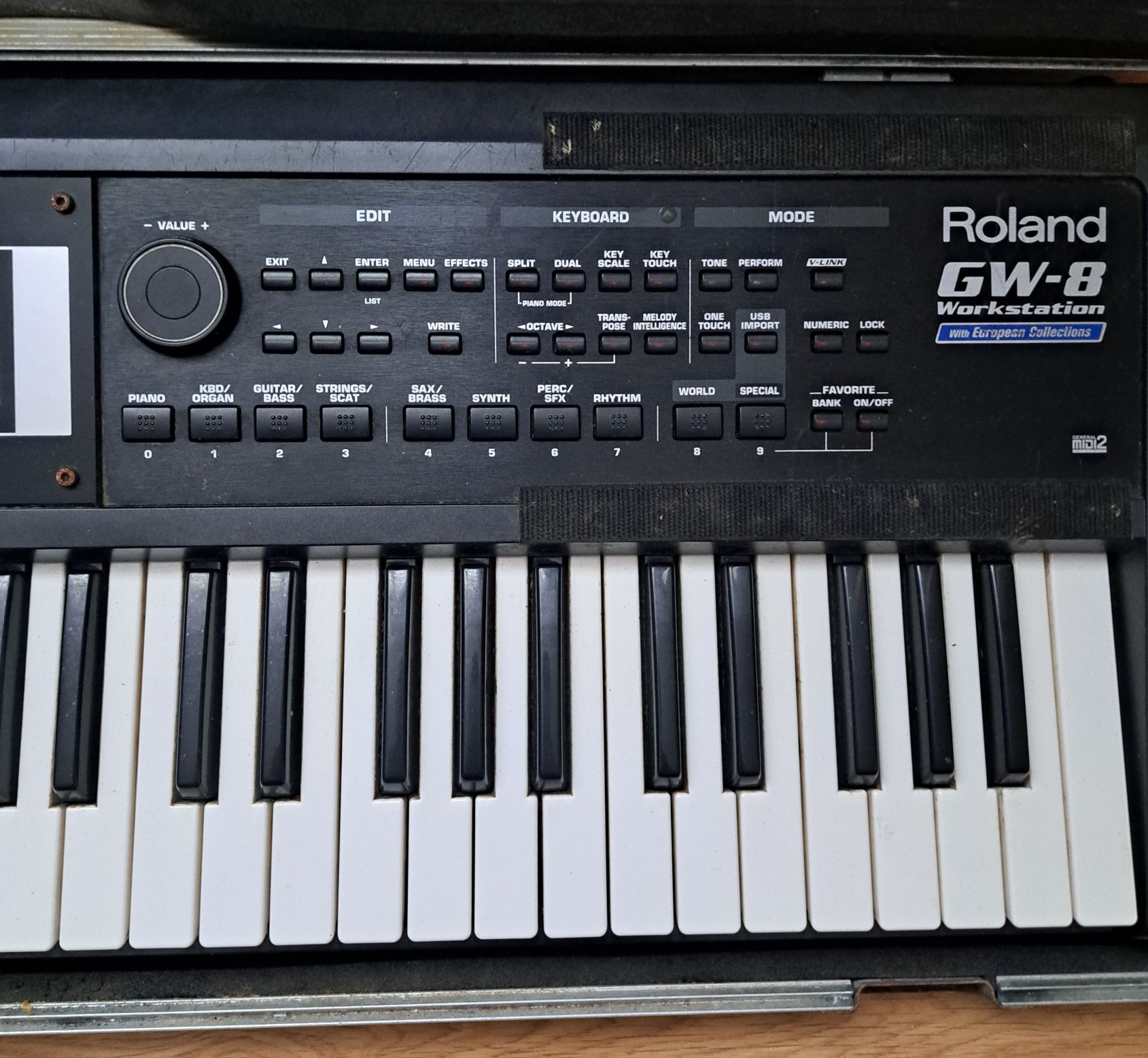 Roland GW-8 / Workstation + CASE
