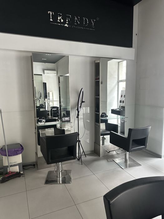 Stanowiska fryzjerskie z lustrami i blatami szklanymi