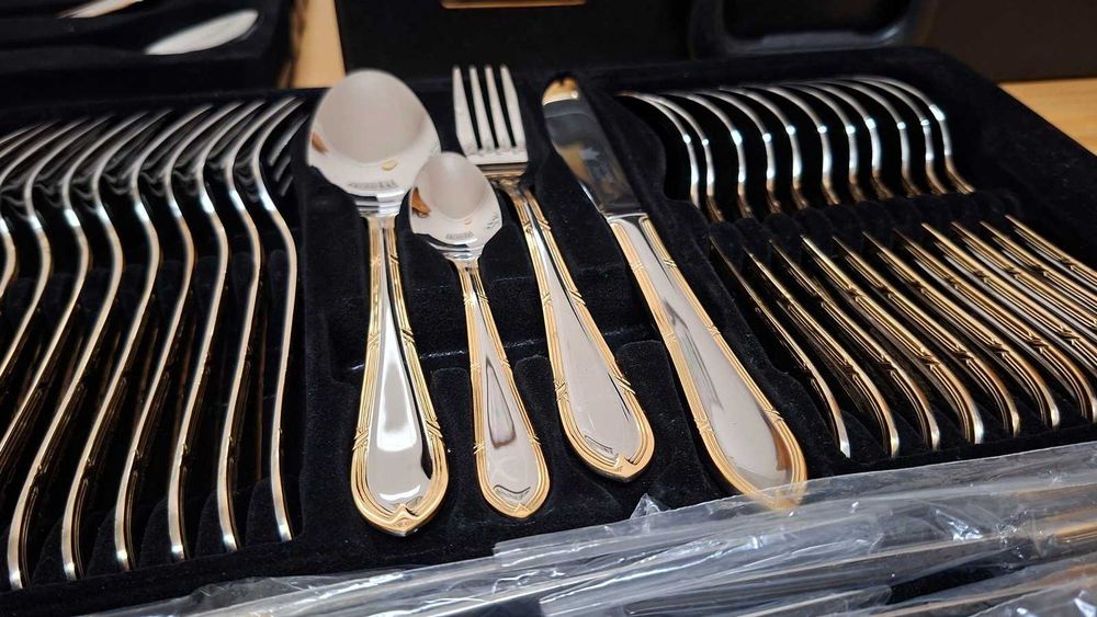 Conjunto de talheres para 12 pessoas. Dourado.