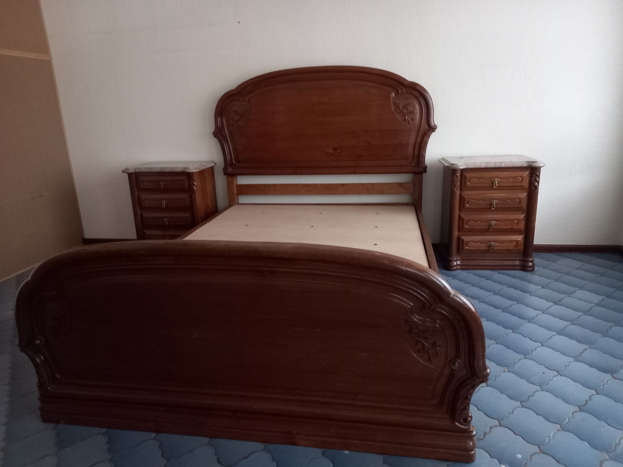 Cama com estrado e mesinhas como novo