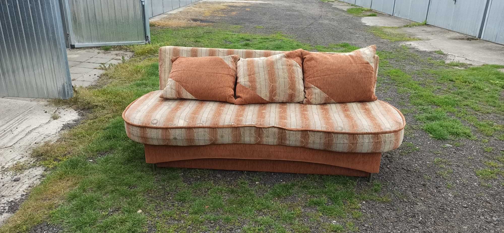 Sofa z pojemną skrzynią