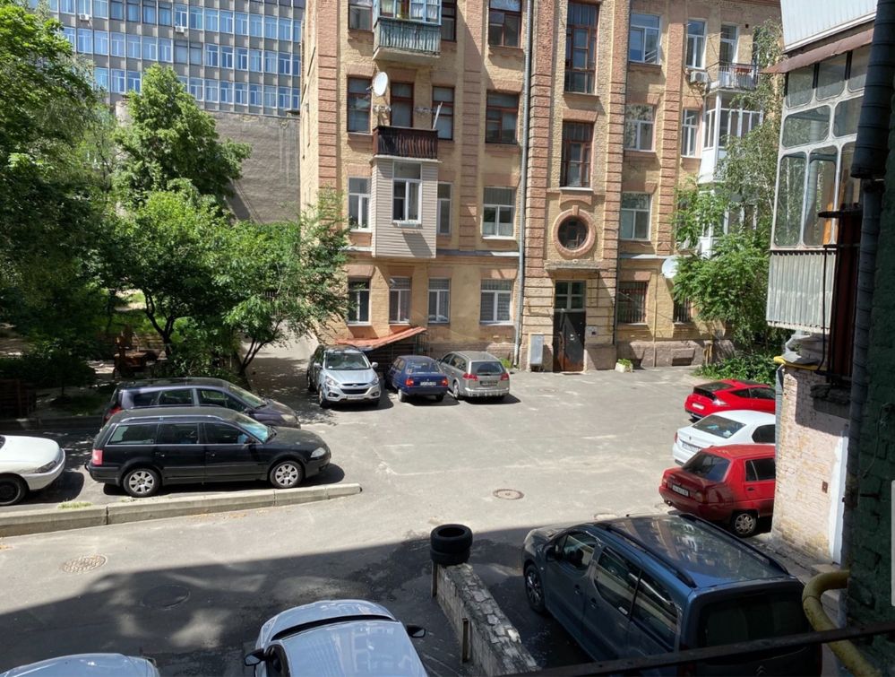 Продаж 2 к кв Олеся Гончара Історичний Цент Шевченківськи Університет