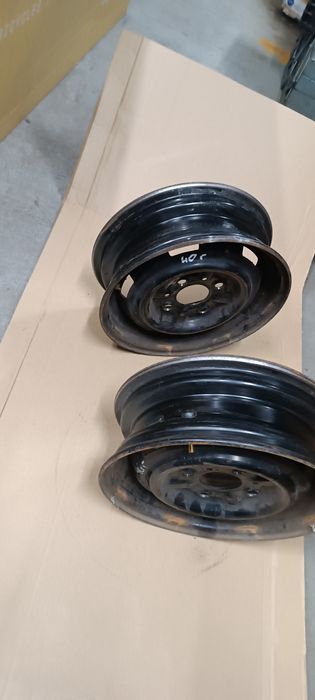 Fiat 126p felgi bezdętkowe są 2 sztuki bardzo ładny stan. Proste.