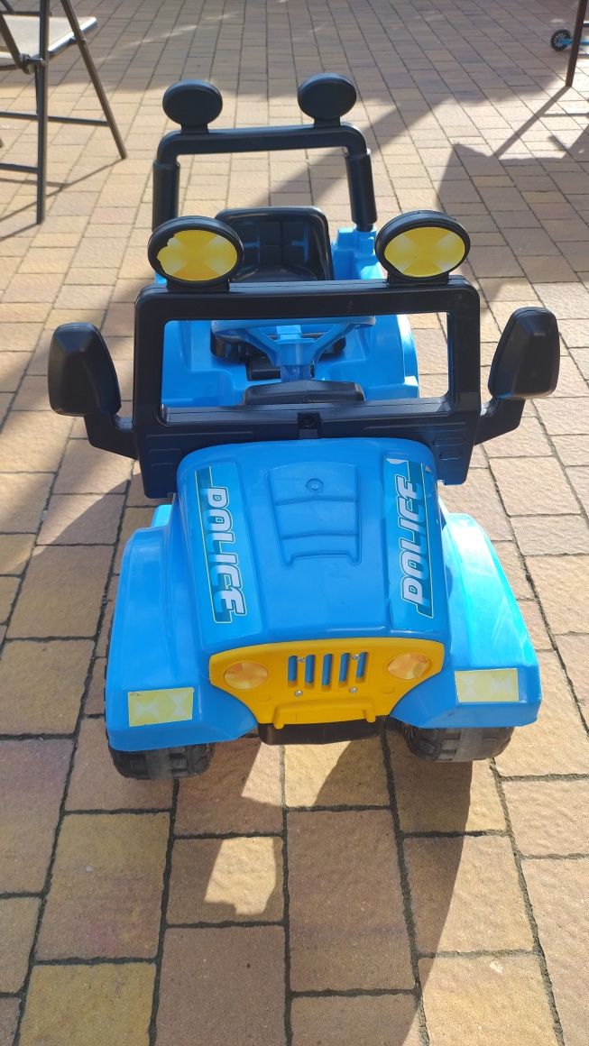 Samochodzik terenowy (jeep) na pedały.