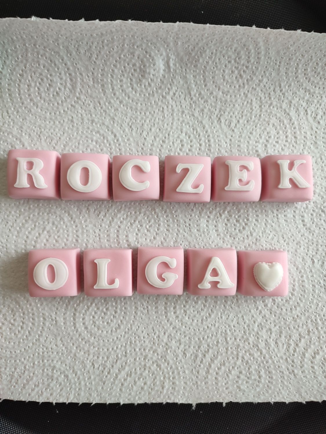 Kostki z imieniem z masy cukrowej dekoracja na tort