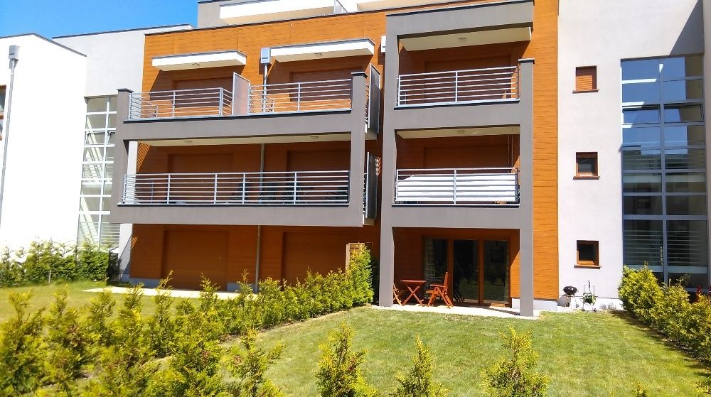 APARTAMENT NAD MORZEM 2-po. z ogrodem i parkingiem.
