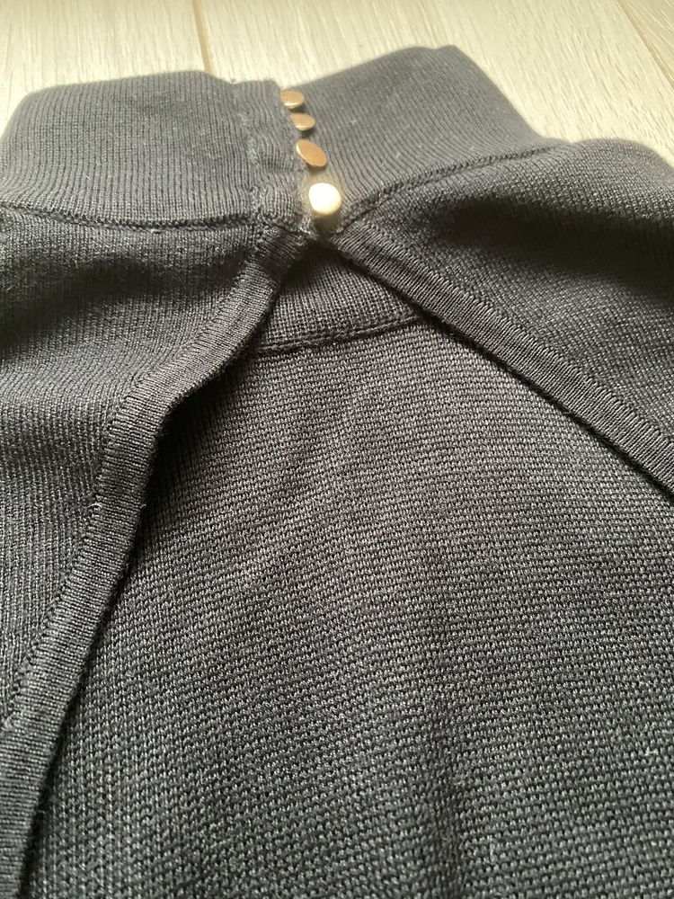 Krótki sweterek, odkryte plecy