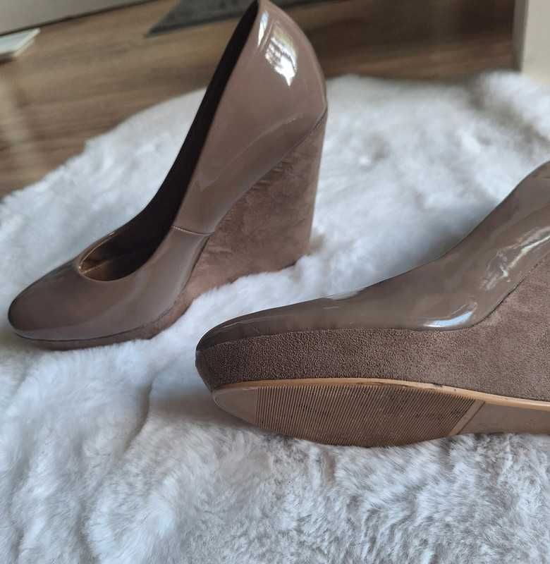 Brązowe lakierowane koturny z zamszowym obcasem na platformie 40 H&M