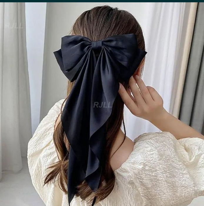 Великий атласний бант