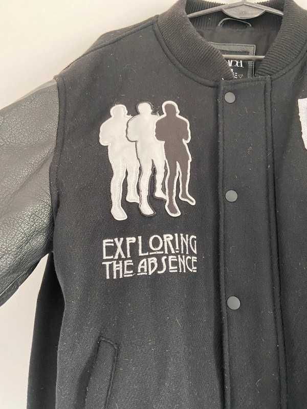 zara man czarna kurtka bomberka z naszywkami vintage