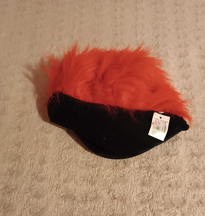 Czapka z polaru czarna z czerwonymi włosami NIE używana!