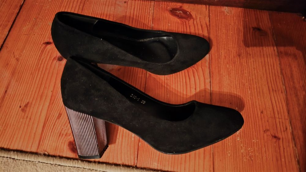 Замшеві туфлі 39 розмір