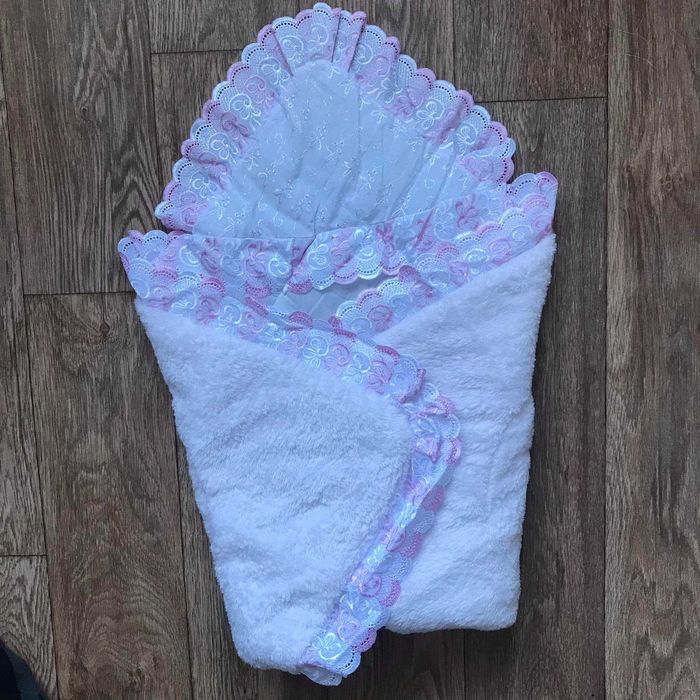 Конверт і костюм для дівчинки на виписку