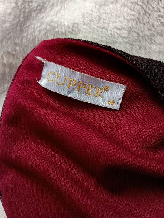 Błyszcząca sukienka do kolan.