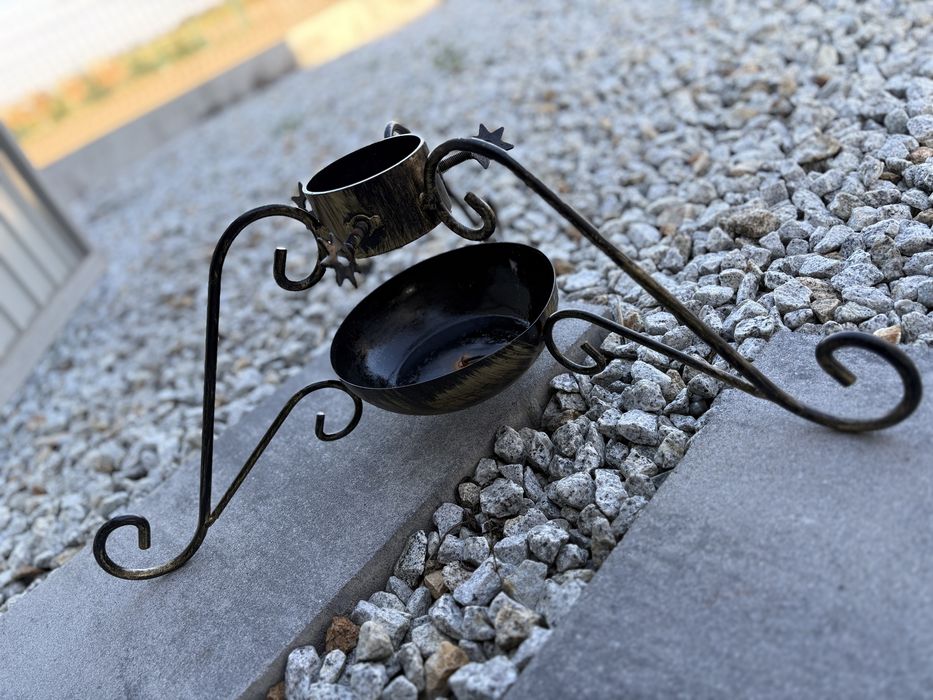 Stojak na choinke metalowy kuty z pojemnikiem na wode