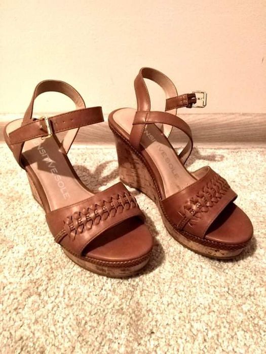 Sandałki na koturnie, rozmiar 38