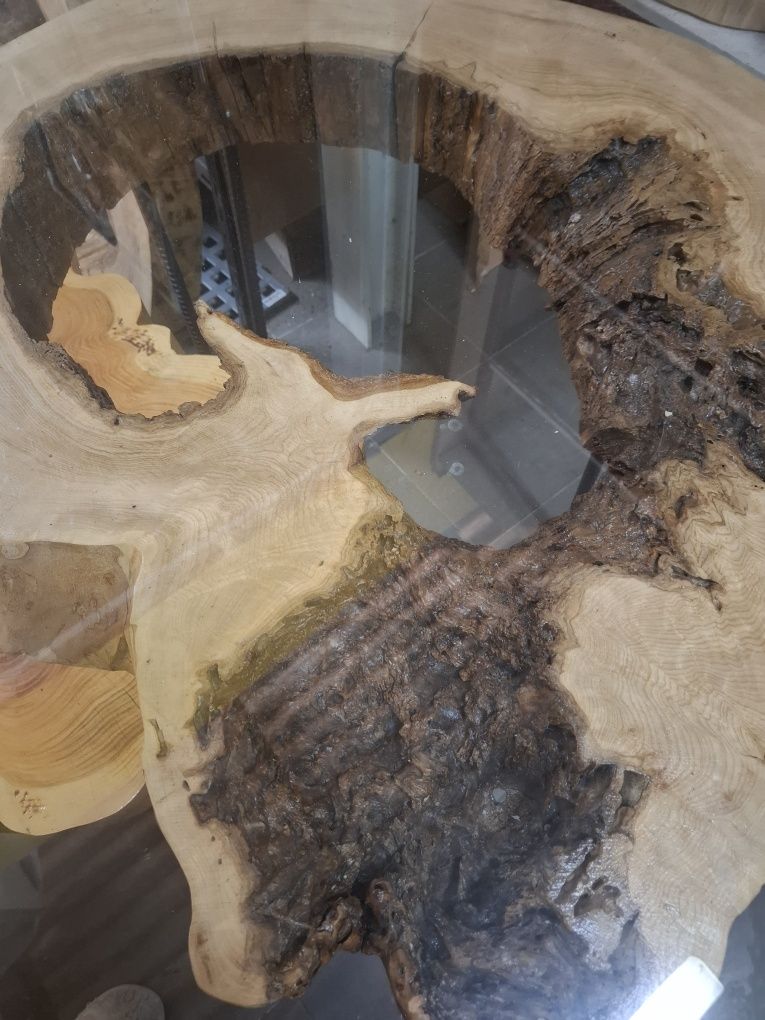 Mesa de de Sala Única, com tampo de madeira e vidro.