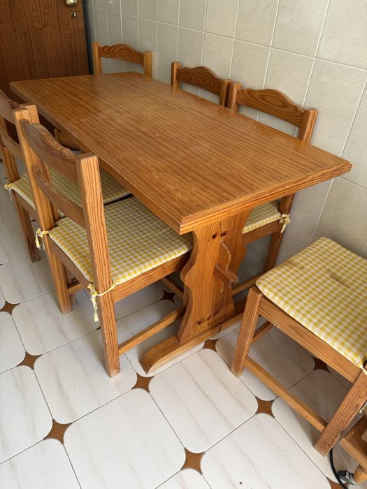 Mesa em madeira com 6 cadeiras