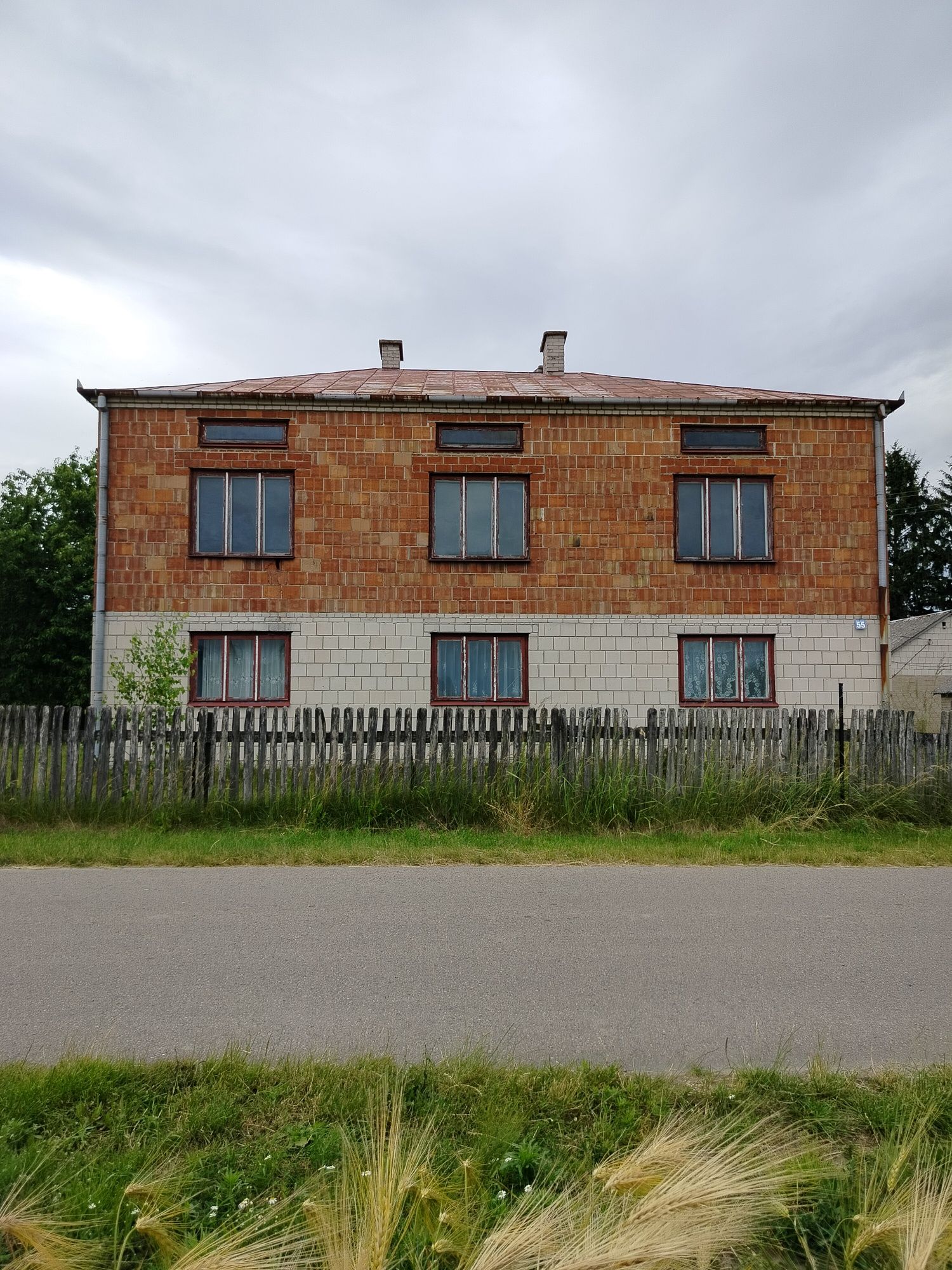 Dom murowany z budynkami gospodarczymi murowanymi i ziemią