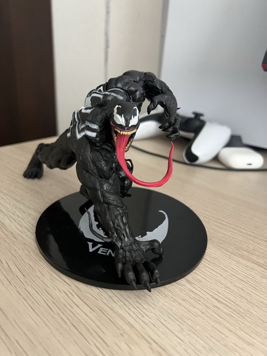 Figurka Venom dynamiczna poza MARVEL