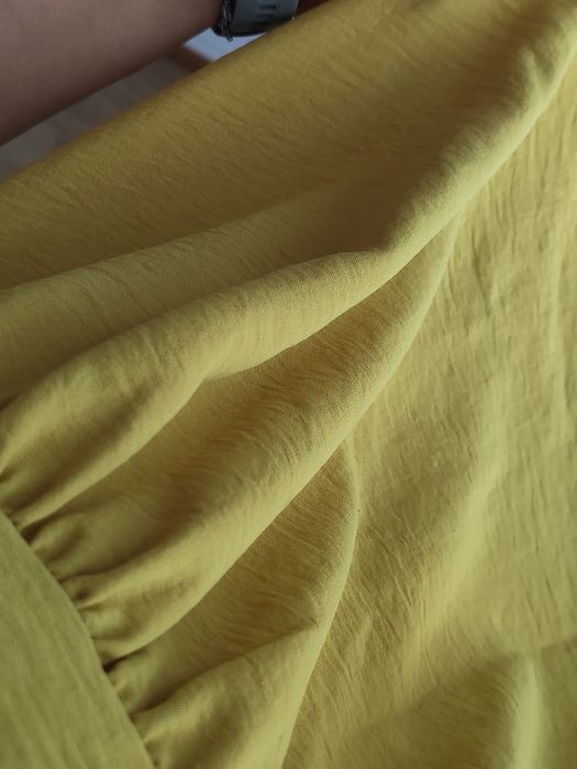 Camisola amarela com folhos