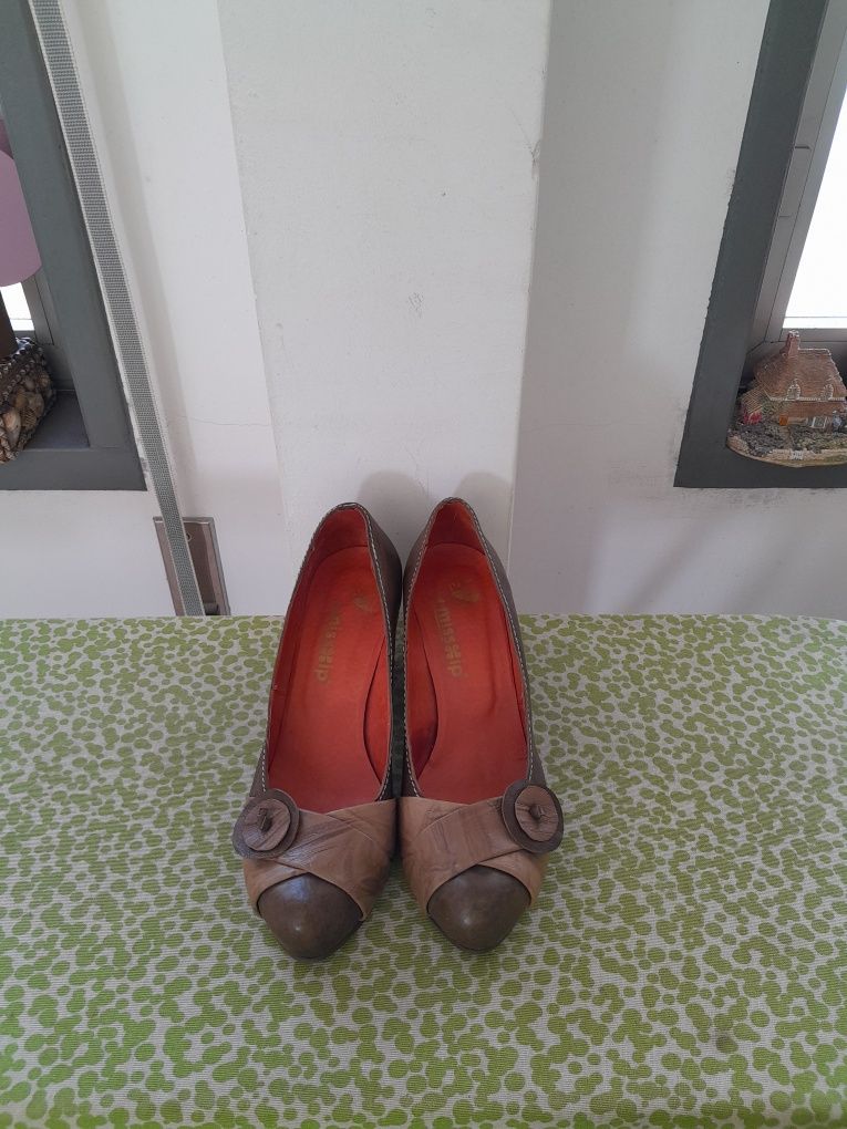 Vendo Sapatos de Senhora muito bonitos como novos