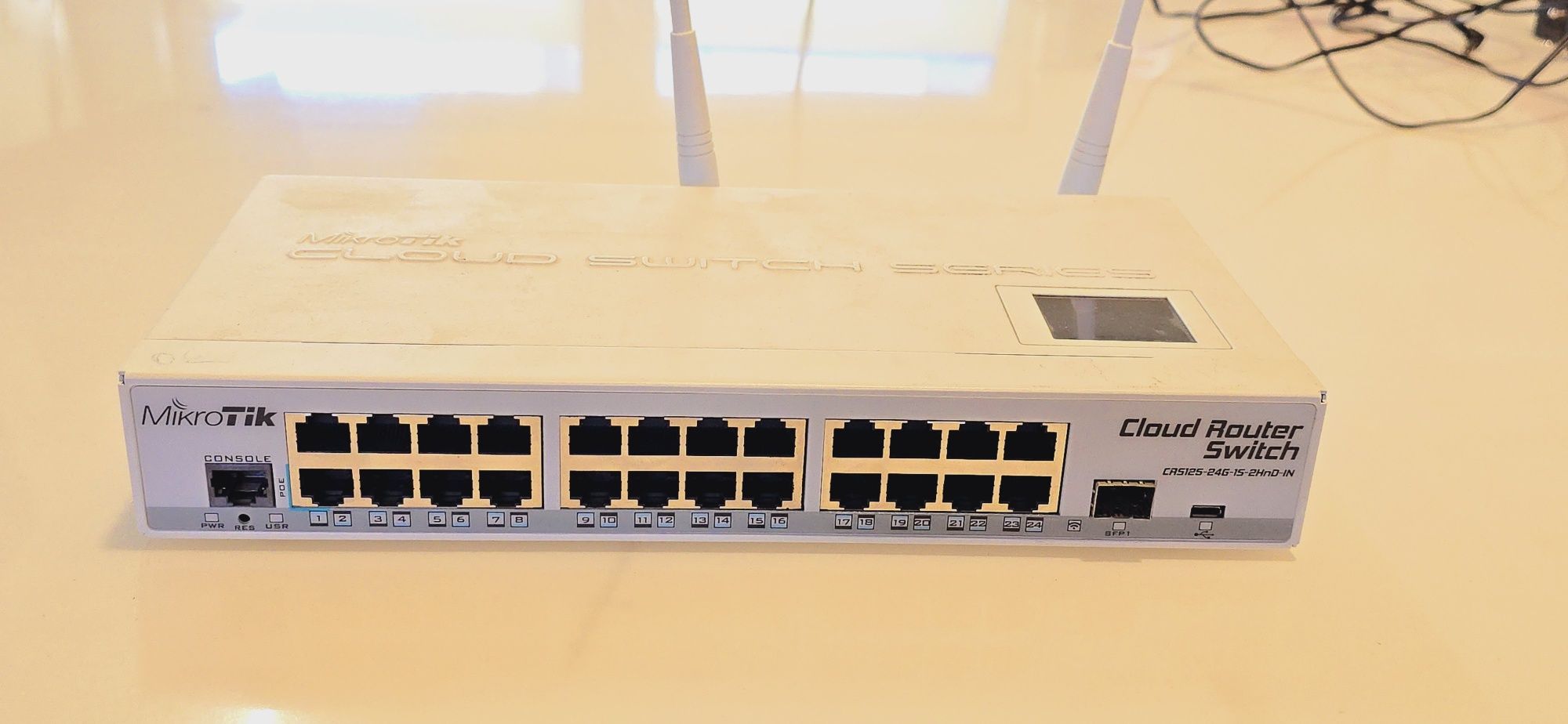 MikroTik Cloud Router Switch CAS-24G-2HnD-in wifi 24 porty