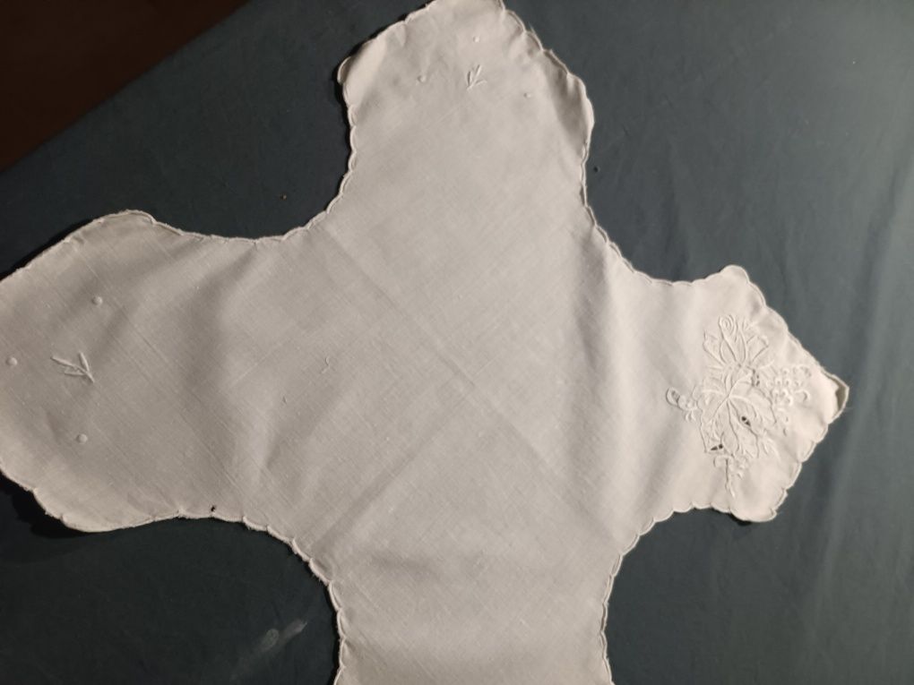 Pano em linho bordado para cesto de pão, verde muito clarinho.

Tem um